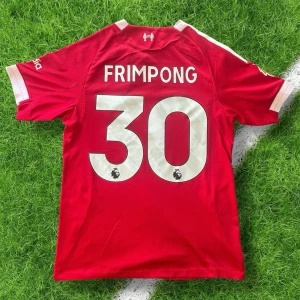 Liverpool Frimpong  - Säljer denna Liverpool tröja med Frimpong på ryggen. Den är storlek M och i nyskick. Skriv vid frågor eller bilder! Prisförslag tas emot och jag fraktar snabbt 