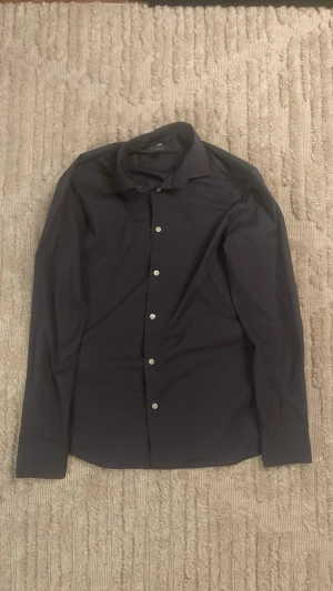 BLÅ SKJORTA  - Blå skjorta från HM storlek S regular. Inga synliga defekter. Använd ett fåtal gånger.