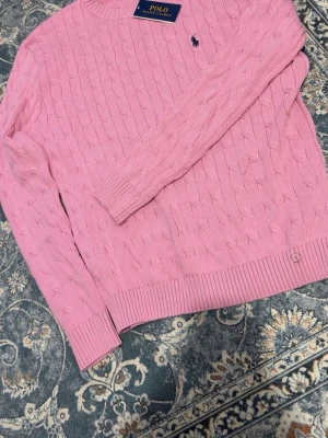  Polo Ralph Lauren tröja  - Rosa Ralph lauren tröja, väldigt unik och stilig för dig som gillar fånga uppmärksamhet. Finns i storlek M men kan även passa för S. passa på och köp inför nyår!!😁