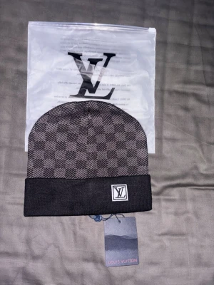 Rutig mössa i svart och grått - Hej! Det är bara skriva om du har frågor eller om du vill se mer bilder 