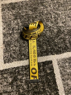 Off white bälte  - Säljer nu mitt off white bälte då jag inte vill ha de länge pga den gula färgen, nypris 1500 säljer mitt för strax under 400 kom dm för pris och bilder osv, mvh Axel