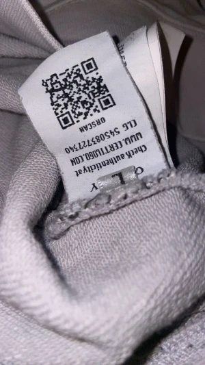 C.P company äkta  - Väl använd Vit tröja från C.P company. Jätte fin med bra skick, bara lite parfym fläckar som kan gå bort vid ansträngning av tvätt 