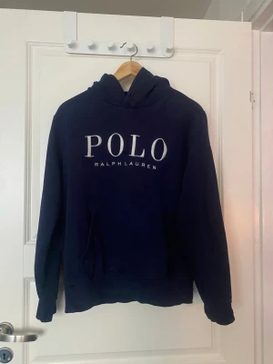 Polo Ralph Lauren hoodie - Säljer nu min polo Ralph Lauren hoodie, kom privat för frågor eller önskemål om fler bilder. Pris kan även diskuteras. Storlek S passar även M. 