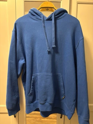 Blå Hoodie - Blå Hoodie, används ej därav till salu! Pm vid fler frågor! 