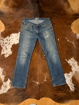 Bootcut Acne Jeans - Tjena! Säljer dessa riktigt snygga Acne jeans, jeansen har riktigt snygga slitningar och tvätt, passformen skulle jag säga är straight/ lite bootcut, W34/L32, hör av dig vid funderingar!🙌