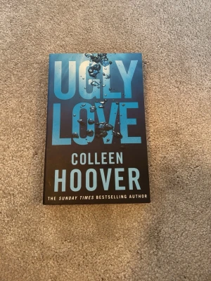 Ugly Love - Colleen Hoover  - En oförglömlig kärlekshistoria där Tate och Miles försöker hålla känslorna borta, men när regler bryts och hjärtan infiltreras blir allt komplicerat. Perfekt för unga vuxna som gillar intensiva och känslosamma berättelser.