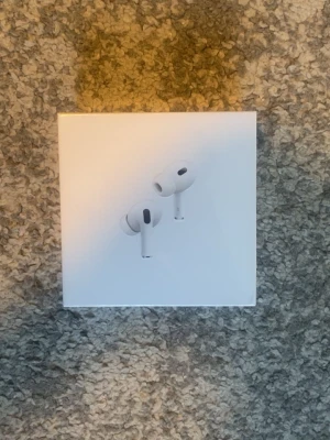 AirPods Pro (2nd generation)  - Säljer ett par helt nya AirPods Pro (2nd generation) med MagSafe-laddningsetui (USB-C). Det finns i Malmö så vi träffar också om du vill.