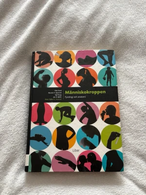 Människokroppen: Fysiologi och anatomi Kurslitteratur  - Upptäck hur kroppen fungerar med denna färgstarka och illustrerade bok om fysiologi och anatomi! Perfekt för dig som vill förstå människokroppens processer, oavsett om du pluggar eller bara är nyfiken. Boken är lättläst och full av bilder som gör lärandet roligare. 