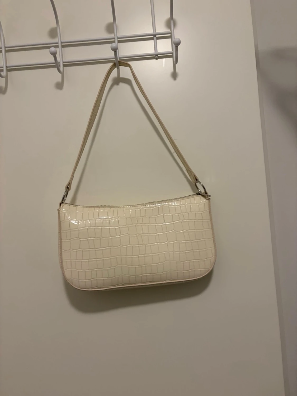 Beige axelväska med krokodilmönster - 1