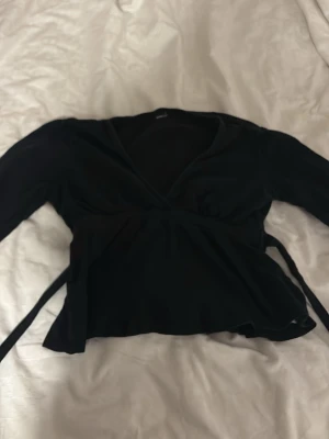 Svart tröja - Från Gina- inte trasig någon stans vill bara inte ha den mer, den är small vet ej exakt vilken storlek