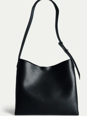 Svart axelväska i skinn - Snygg svart axelväska i slätt skinn. Använts ca 4 gånger och inget tecken på att den har använts, den ser helt ny ut. Den har även ett fack inuti i mitten av väskan som har en dragkedja.