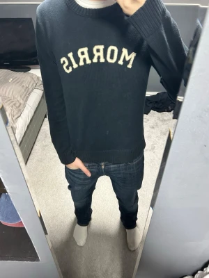 Mörkblå stickad tröja från Morris - Snygg Mörkblå stickad tröja från Morris utan några defekter. Hör gärna av dig vid nån fråga eller fundering. Priset kan såklart diskuteras✅✅✅