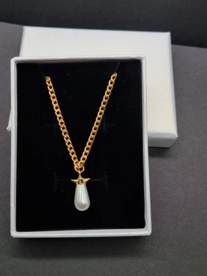 Halsband inspirerat av Maria Nilsdotter  - Stilren halsprydnad inspirerad av Maria Nilsdotter. ☝️Vid köp ingår två extra berlocker som kan bytas ut, då själva hänget är ömtåligt och känsligt för stötar.