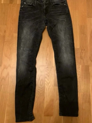 Svarta replay jeans - Svarta Replay-jeans i slim fit-modell med stretch som ger en snygg och bekväm passform. Klassisk femficksdesign med dragkedja och en stilren, lätt tvättad look. Jeansen är i nyskick och har aldrig använts. Perfekta både till vardags och till mer uppklädda outfits. Pris kan diskuteras😊