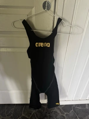 Tävlingsbaddräkt  - Svart tävlingsbaddräkt från arena. Använd några gånger men har inga defekter. Storlek: 28 UK. Är vanligtvis storlek S i vanliga kläder.