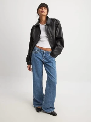 Blå låga jeans från NA-KD, stl 36 - Säljer ett par blå lågmidjade jeans från NA-KD i storlek 36. De har en klassisk femficksmodell, raka och vida ben samt låg midja. Jeansen är tillverkade i jeansmaterial och har en snygg, tidlös blå tvätt. Perfekta för en chill och trendig look.