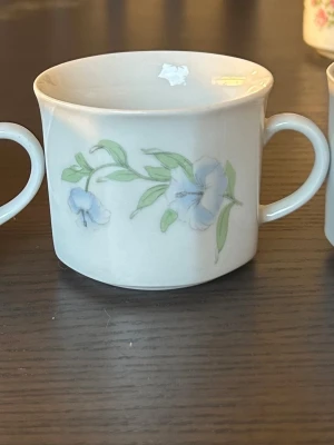 Kaffekoppar med blommotiv - Set med kaffekoppar, dekorerade med blommor.
