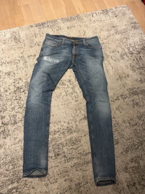 Nudie jeans  - Asfeta nudies i fint skick! Modell skinny sam. Strl 33/34 men sitter som en vanlig 31/32 ungefär.