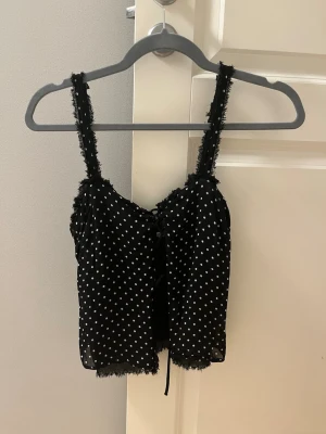 Prickig topp - Jättesnygg prickig topp från Zara som inte säljs längre, den har snörning vid magen så den är lite öppen nertill💓