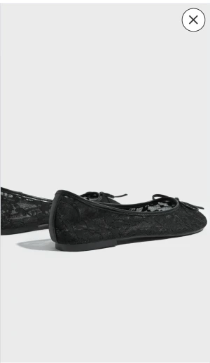 Svarta spetsballerinaskor med rosett - Skorna är storlek 41 dock väldigt stora i storleken. Man hade kunnat säga att de är ett par 42or samt säljs de på grund av att retur datumet har gått ut.🖤