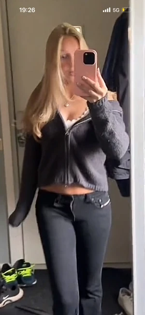 Boxig stickad zip-hoodie från Weekday - Mörkgrå stickad hoodie från Weekday med boxig passform och dragkedja framtill. Tröjan har huva, långa ärmar och är croppad i modellen. Perfekt för lager-på-lager och chill vibes. Köpte ny pris 600kr därav priset och materialet är väldigt fint!❤️