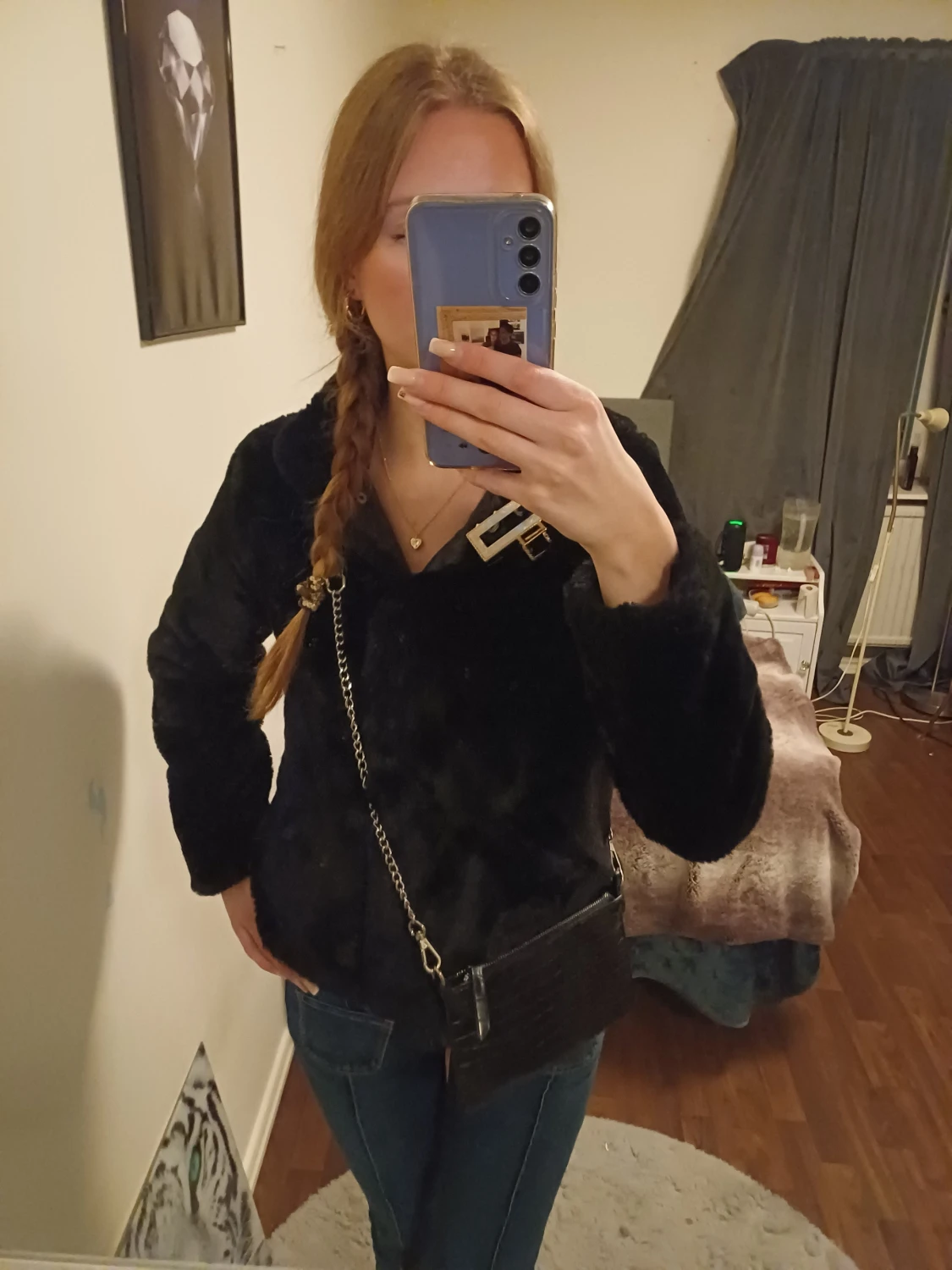 Svart axelväska med kedja och croco-mönster