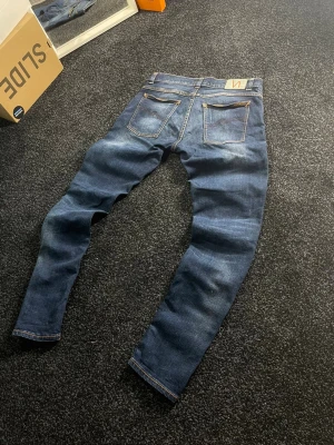 Blå  jeans från Nudie Jeans - Säljer dessa riktigt feta nudie jeans, de sitter riktigt snyggt slimfit och har rintigt snygga tvättmärken på knäna. Kom privat vid frågor. 😁😁