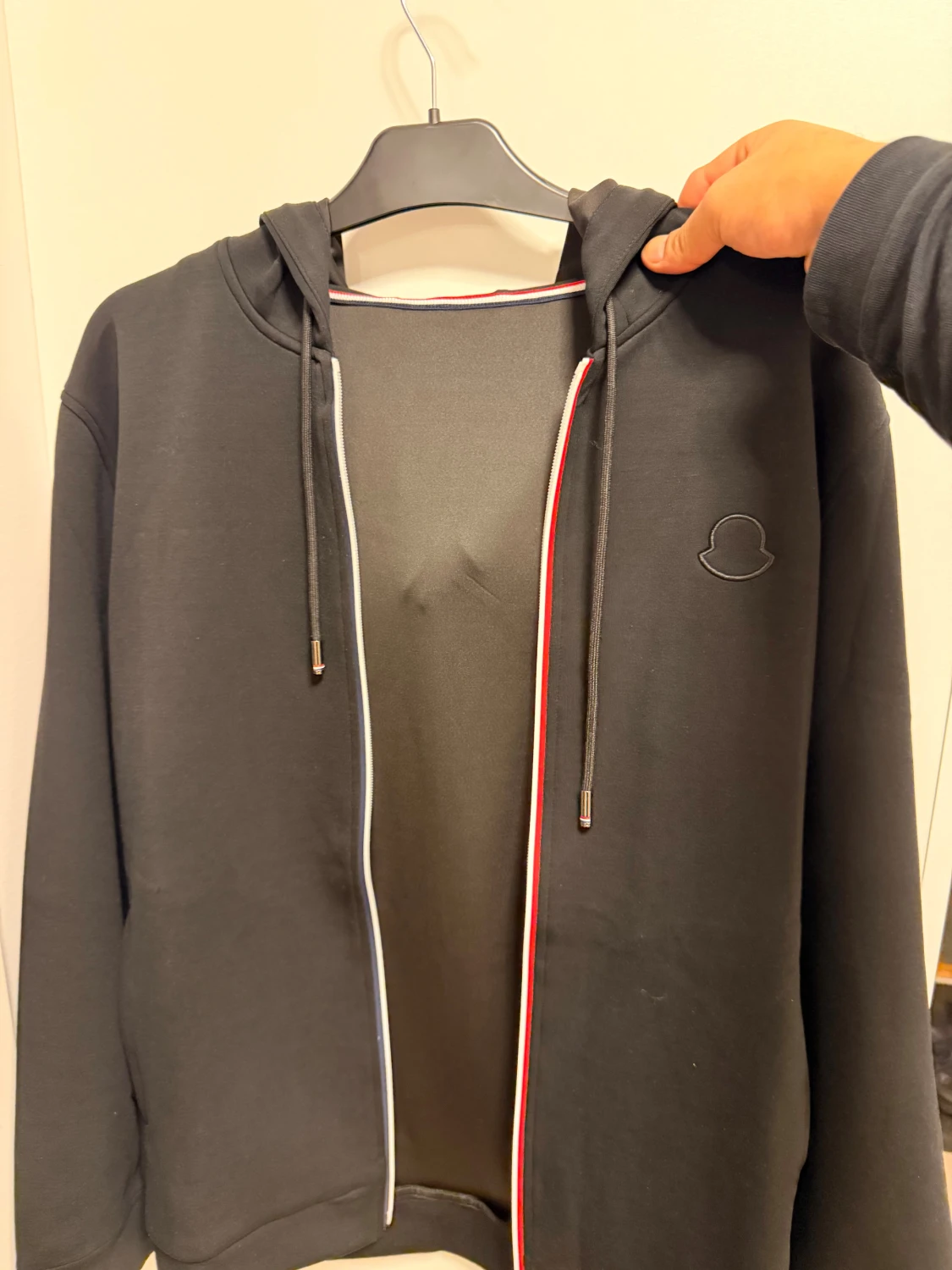 Svart hoodie från Moncler med dragkedja - 1