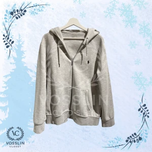 Grå zip hoodie Ralph Lauren - Snygg grå zip hoodie från Ralph Lauren Perfekt för chill dagar och har en loose passform. Tveka inte att höra av dig vid frågor!