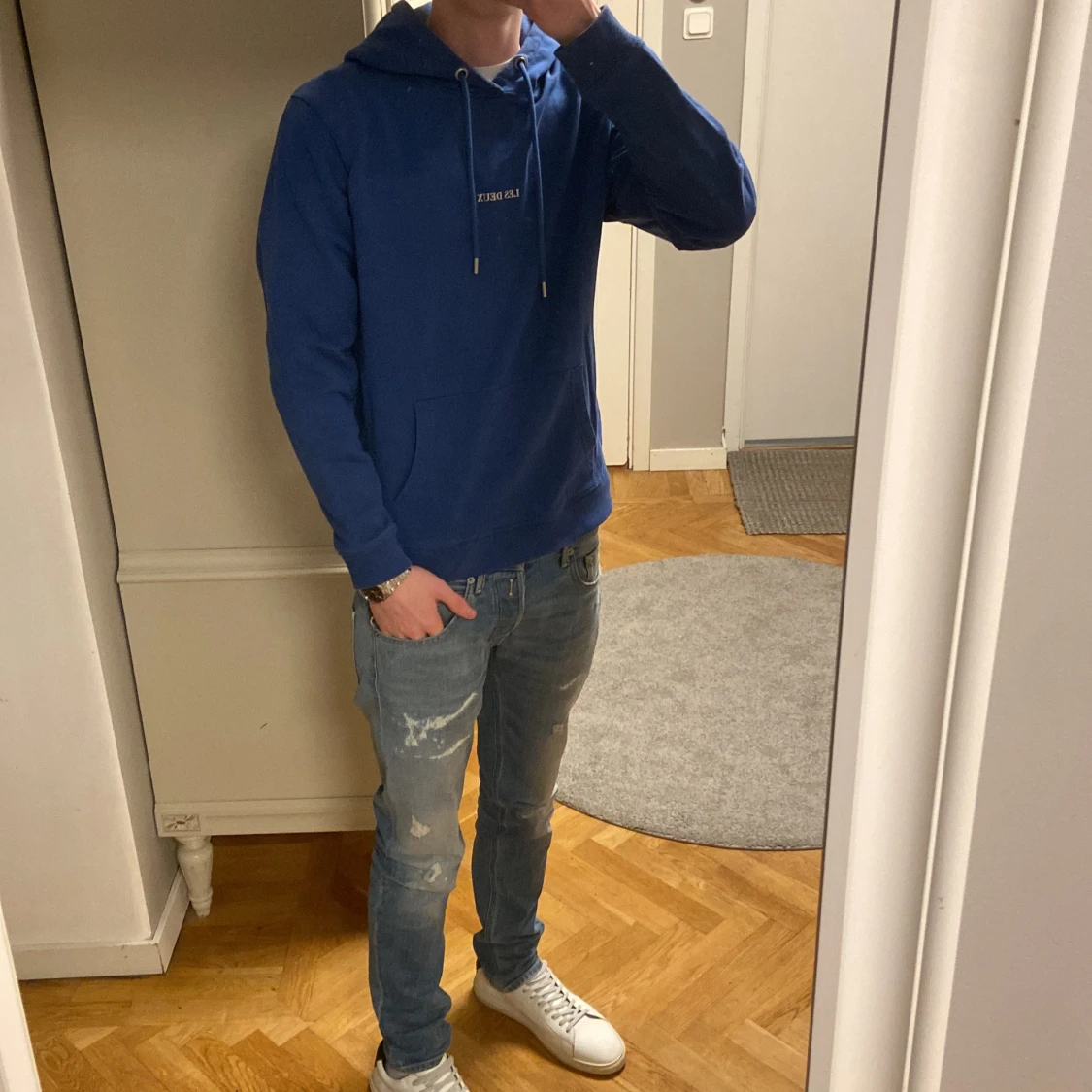 Blå hoodie från Les Deux