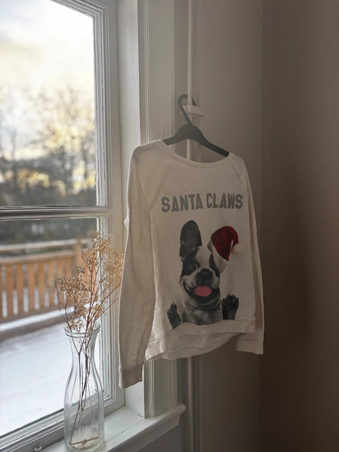 Vit jultröja med hund och tomteluva - 1