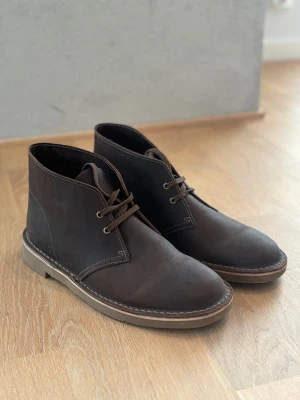 Chukka boots/ökenkängor från Clarks, använda två ggr - Chukka boots/ökenkängor från Clarks i toppskick, använda två ggr, storlek 42 Färg brun Nypris 1400 kr