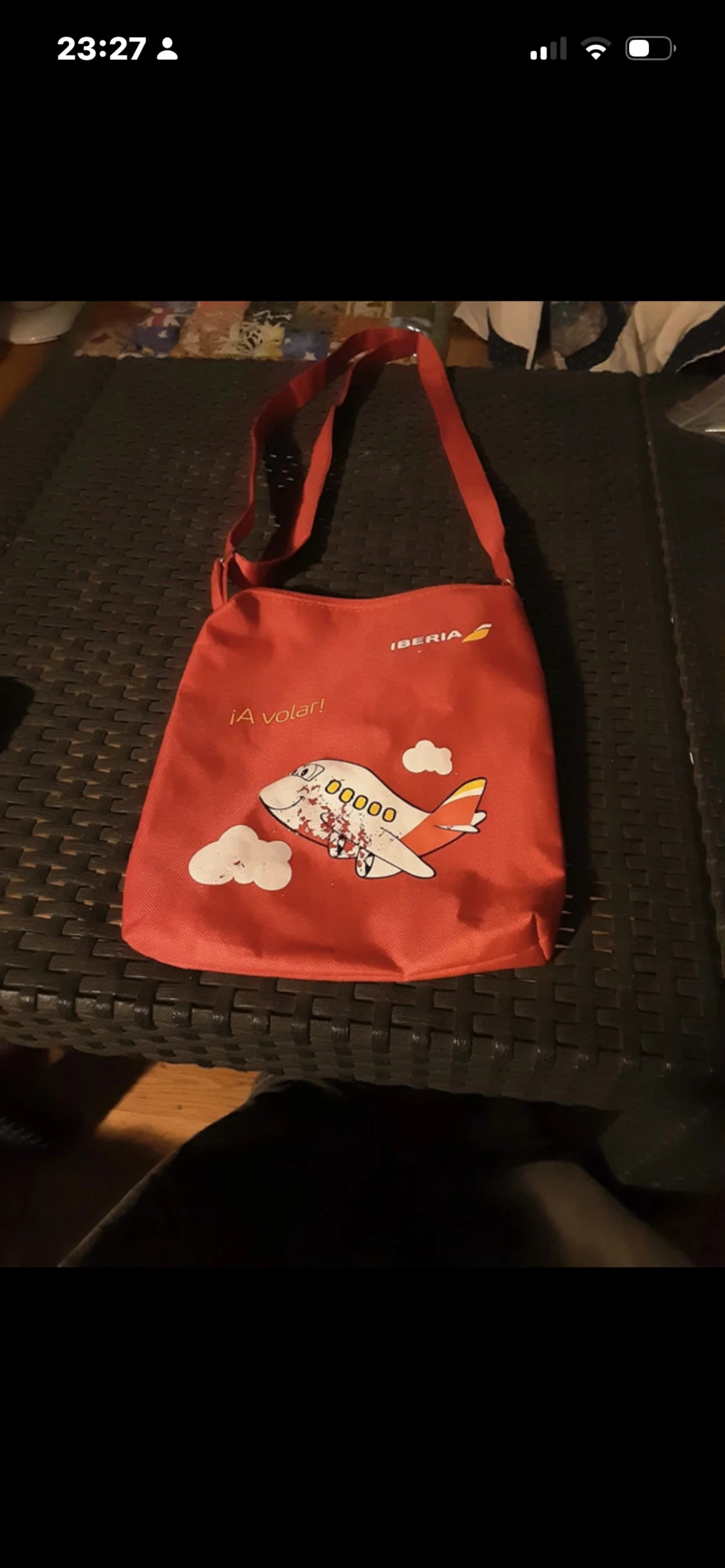Röd axelväska från Iberia med flygplansmotiv
