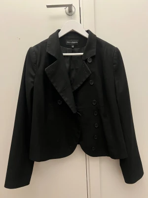 Svart kavaj  - Säljer denna fina svarta skepparkavajen från Kappahl som har många knappar som man kan knäppa ❤️ den är i storlek 44 men passar mig som brukar ha xs/s! 