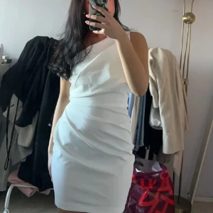 Zara klänning - Vit klänning från Zara. Aldrig använd, prislappen kvar. Passar till student mm🩷