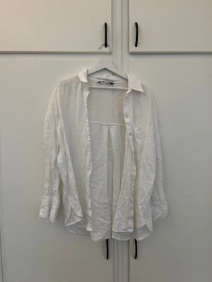 Skjorta - Säljer denna fina linneskjorta ifrån Zara i storlek L. Skön och snygg 🥰