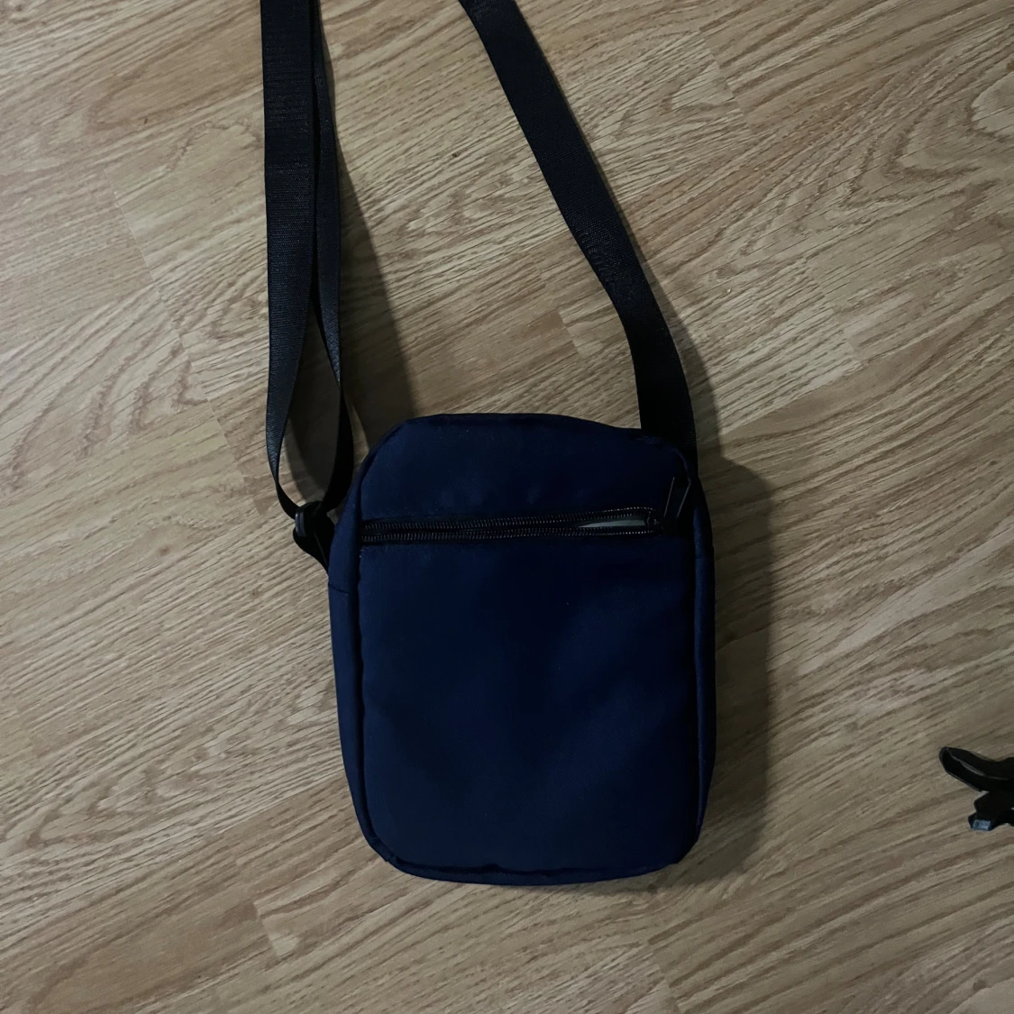 Mörkblå axelväska från The North Face - 1