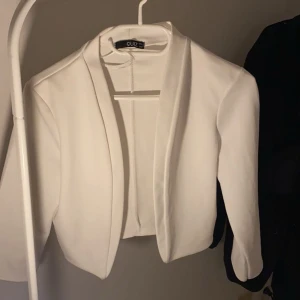 Bolero/kofta🤍 - Bolero/kofta med trekvartsämrar köpt utomlands i storlek S, skriv för fler bilder🎀 