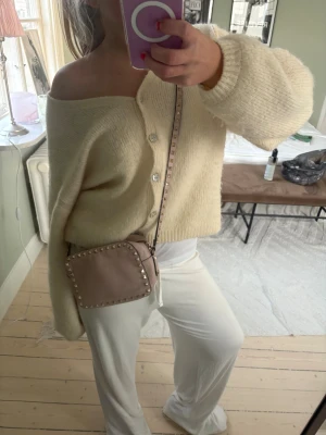 Valentino garavani väska - En skit skugg valentinoväska jag köpte här på Plick för ungefär 1,5 år sedan. Hon jag köpte av hade inget äktehetsbevis men om man lägger mobilen mot väskan inne på safari kommer det upp en länk som går till valentino garavanis hemsida, och på så sätt kan man se att den är äkta (se sista bilden). Jättefin och såklart lite defekter men är fortfarande jättefin och fräsch!