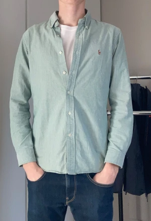 Ralph Lauren skjorta  - Ljusgrön Ralph Lauren skjorta med passformen slim fit storlek M, Mycket bra skick inga defekter. Modellen är 183 cm, skriv gärna vid funderingar!
