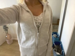 Beige stickad kofta från Isolde - Säljer en beige stickad kofta från Isolde i 100% bomull! Storlek M men passar också S 💕