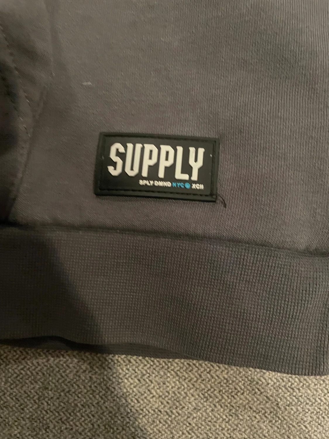 Grå hoodie från Supply & Demand - 3