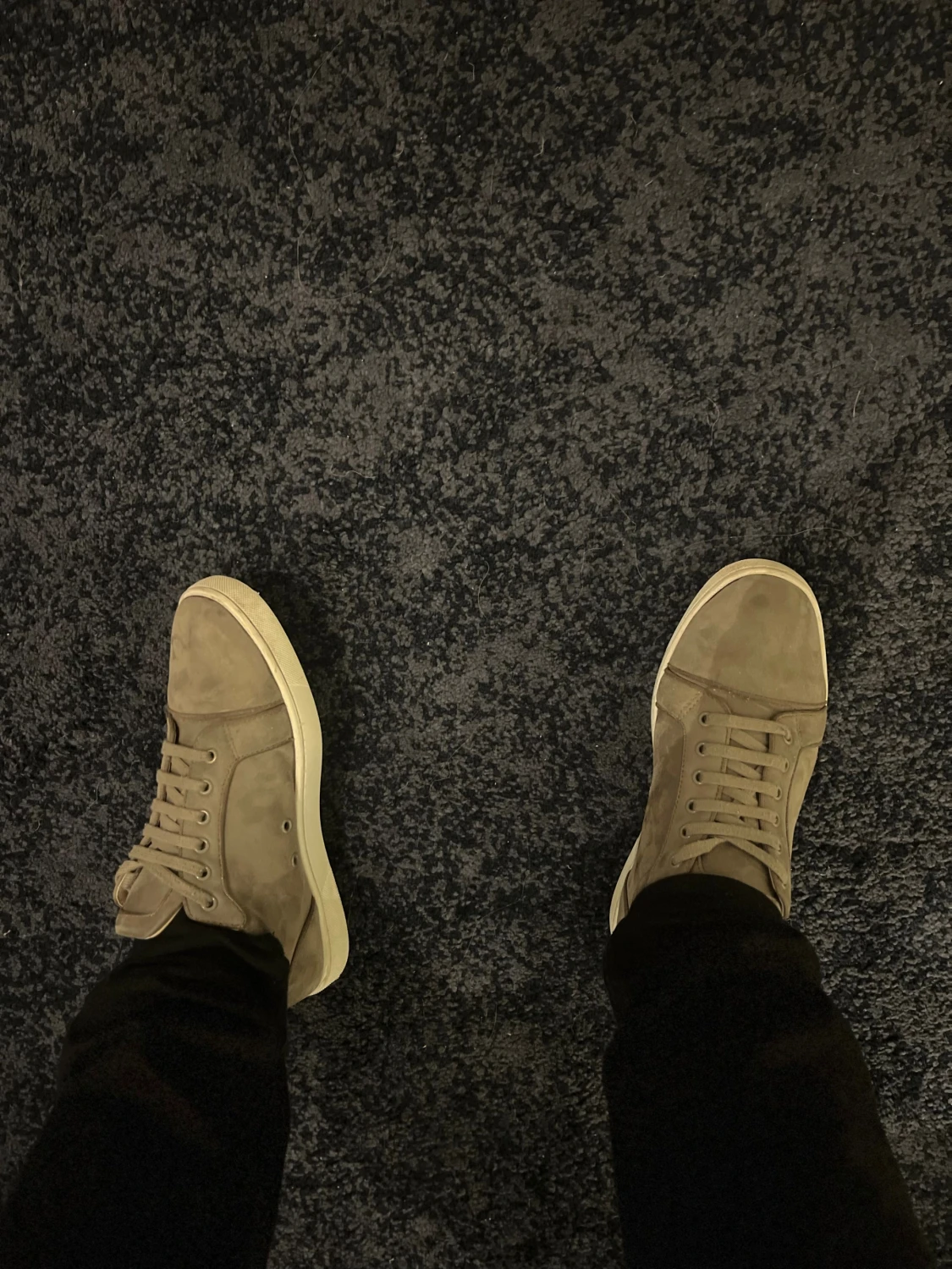 Grå mockasneakers från Louboutin, strl 43 - 1