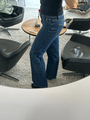 Lågmidjade jeans från Venderbys - Snygga blå jeans från Venderby's i storlek XS. Jeansen har raka ben och låg midja. Normal passform men köpte tyvärr en för liten storlek