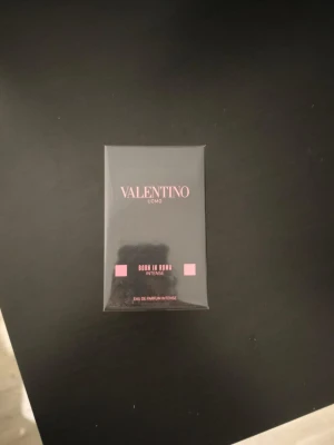 Valentino Uomo Born In Roma intense  - Stilren och modern parfym från Valentino. Born In Roma Intense är en Eau de Parfum som passar dig som vill sticka ut med en exklusiv känsla. Perfekt för dig som gillar trendiga dofter och vill ha något som känns lyxigt.