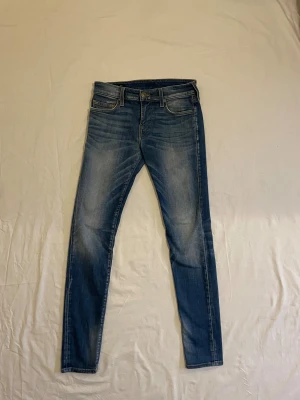 True Religion Skinny Fit Jeans Blå - Säljer ett par jätte snygga true religion slim/skinny jeans. Storlek 28/29w 31L. Den är i jätte bra skick utan några skador. Skriv till mig vid frågor.