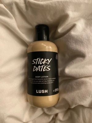 Lush Sticky Dates Body Lotion 250g - Lush Sticky Dates Body Lotion köpt här på plick säljer då det ej va min doft riktigt butikspris 320kr skicka gärna prisförslag 