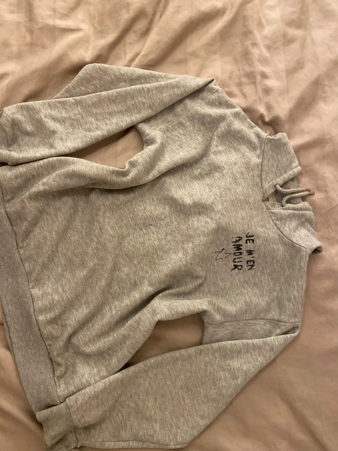 Grå hoodie från Gina - 1