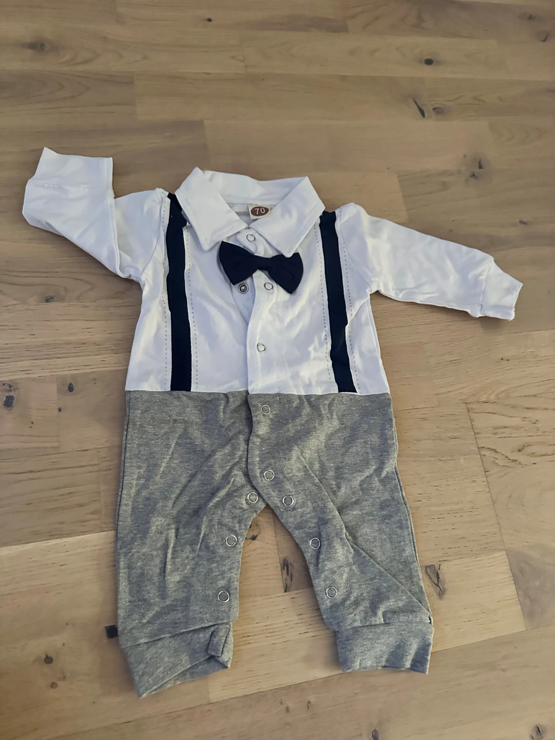 Babykostym med fluga och hängslen Vit/grå body, storlek 70 - 1