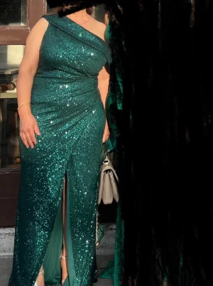 Grön glittrig långklänning off oneshoulder - Säljer fest klänning 💚